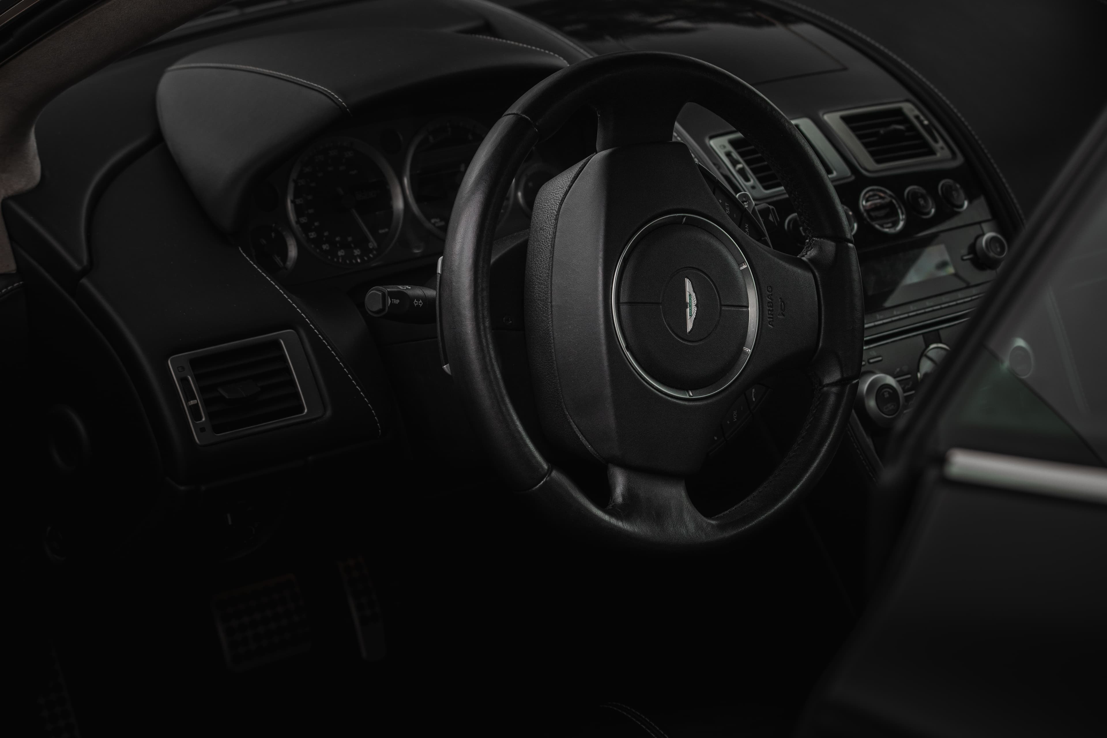 Aston Martin DB9 photographiée pour une annonce premium