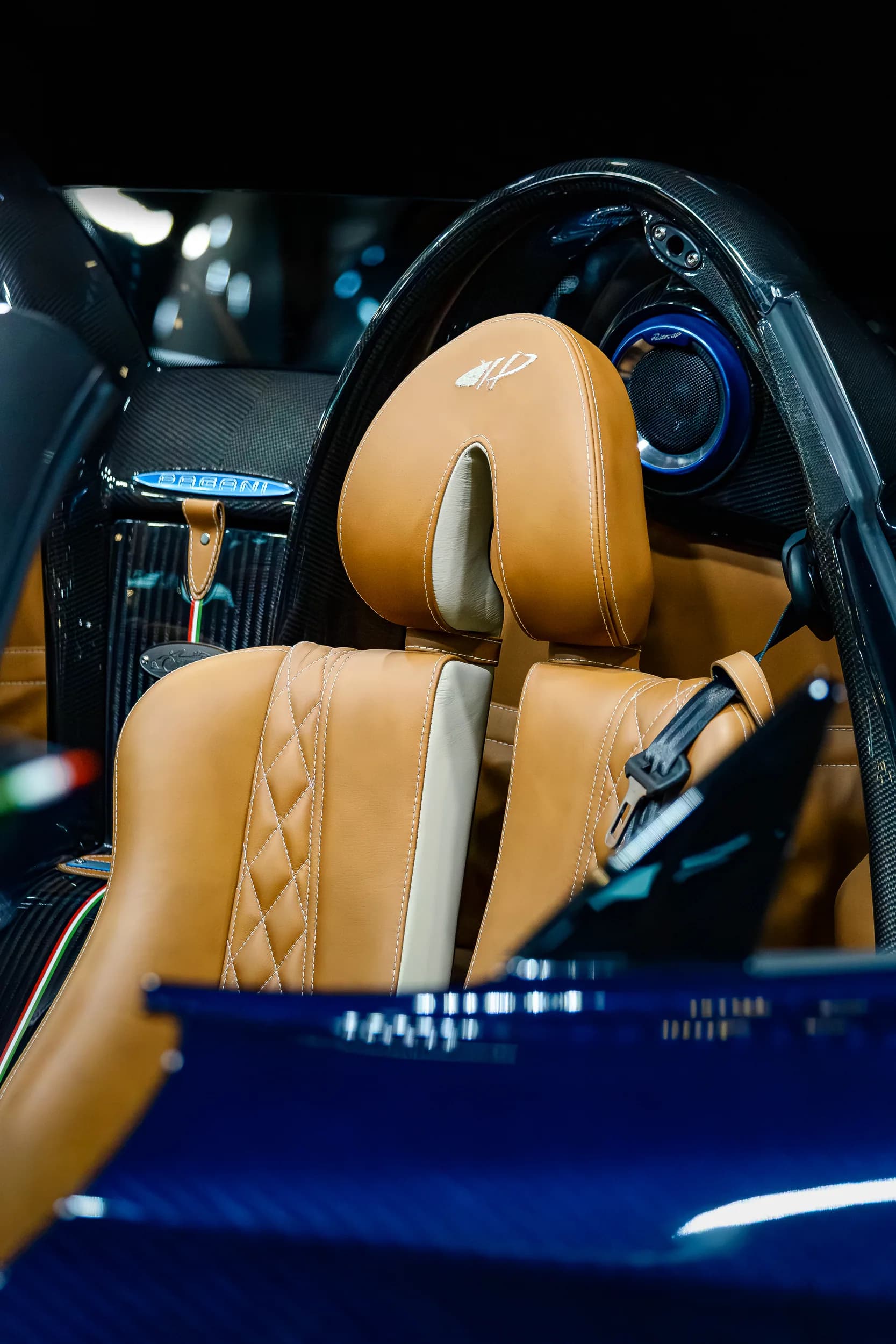 Intérieur Pagani Huayra, sièges cuir bleu, photographie automobile d’intérieur