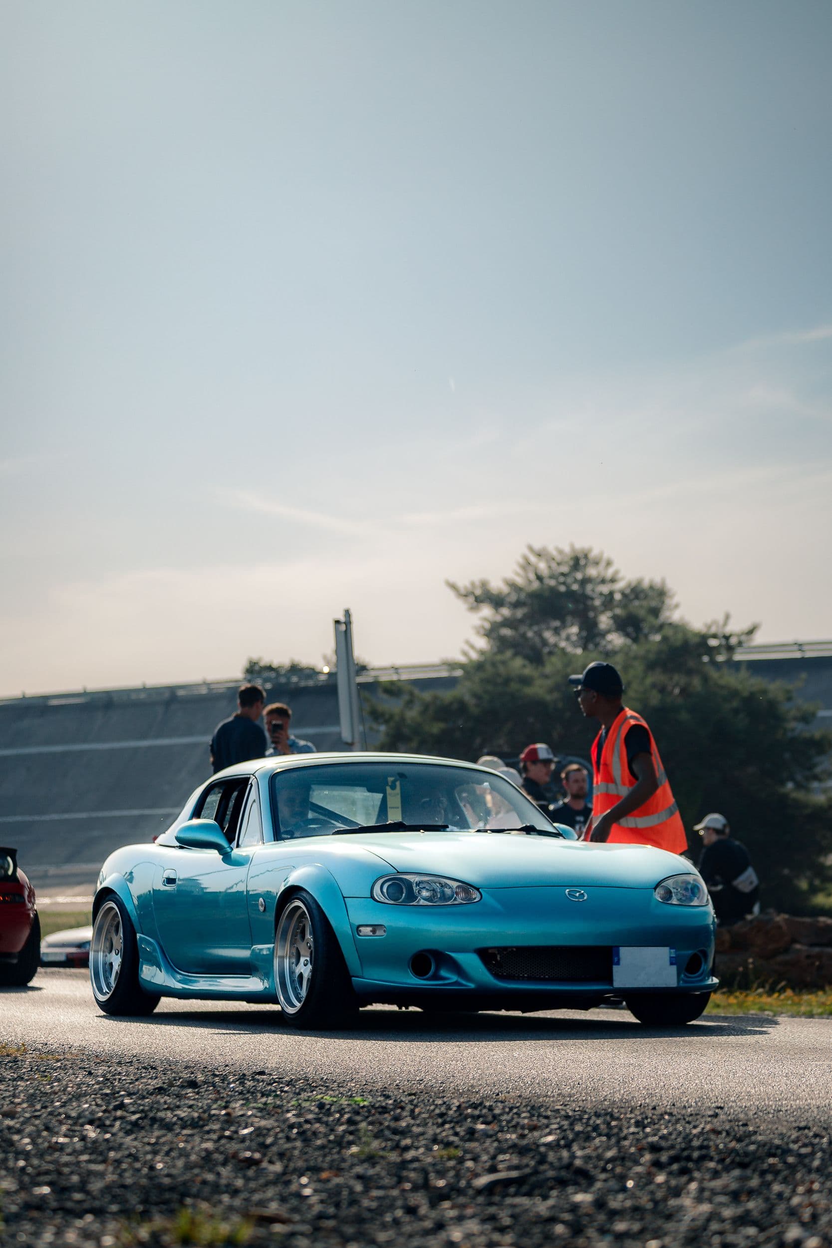 MX-5 bleue arrivant au Jap'N'Car Festival