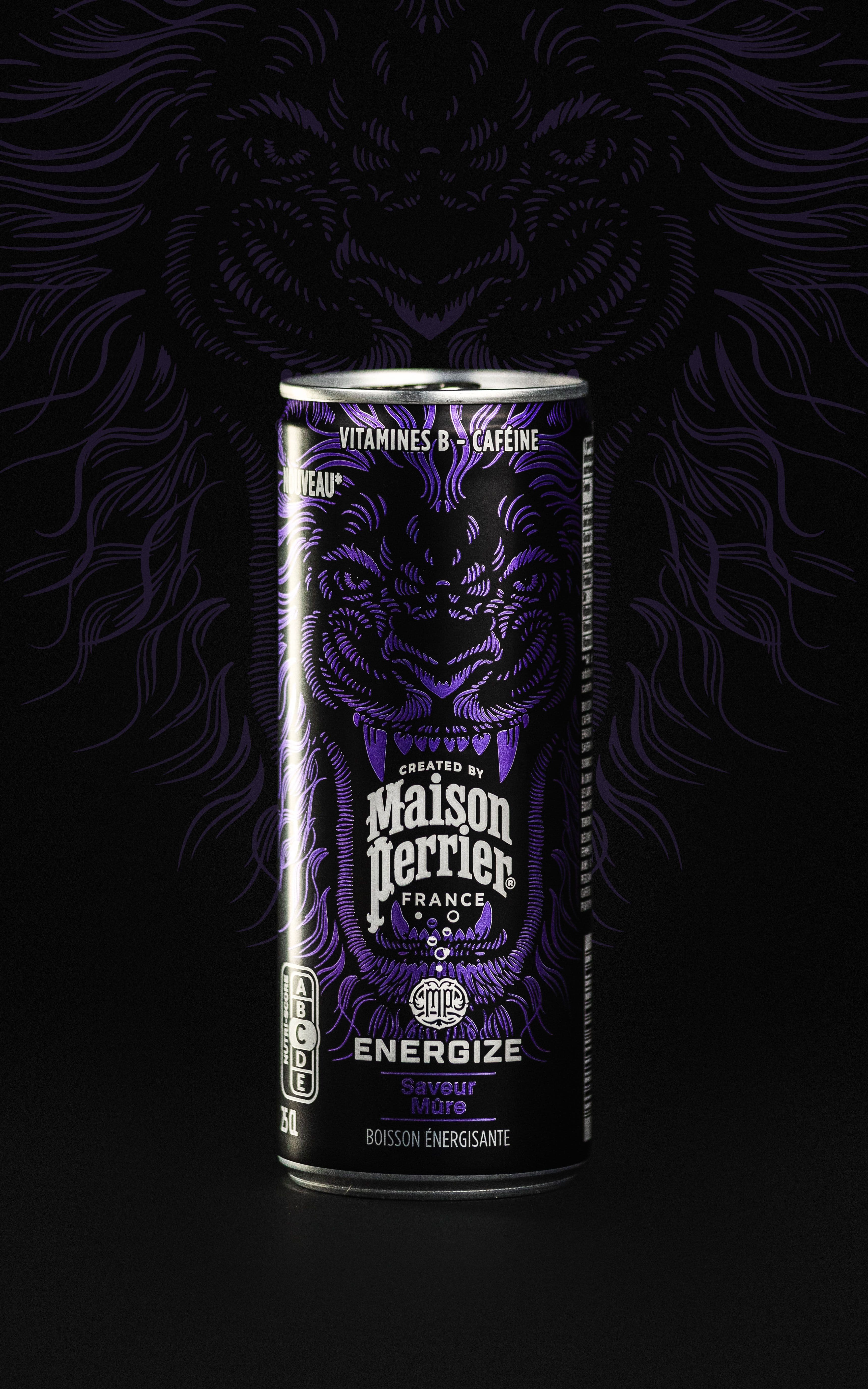 Canette Perrier Energize mûre photographiée sur fond sombre avec un motif violet contrasté.