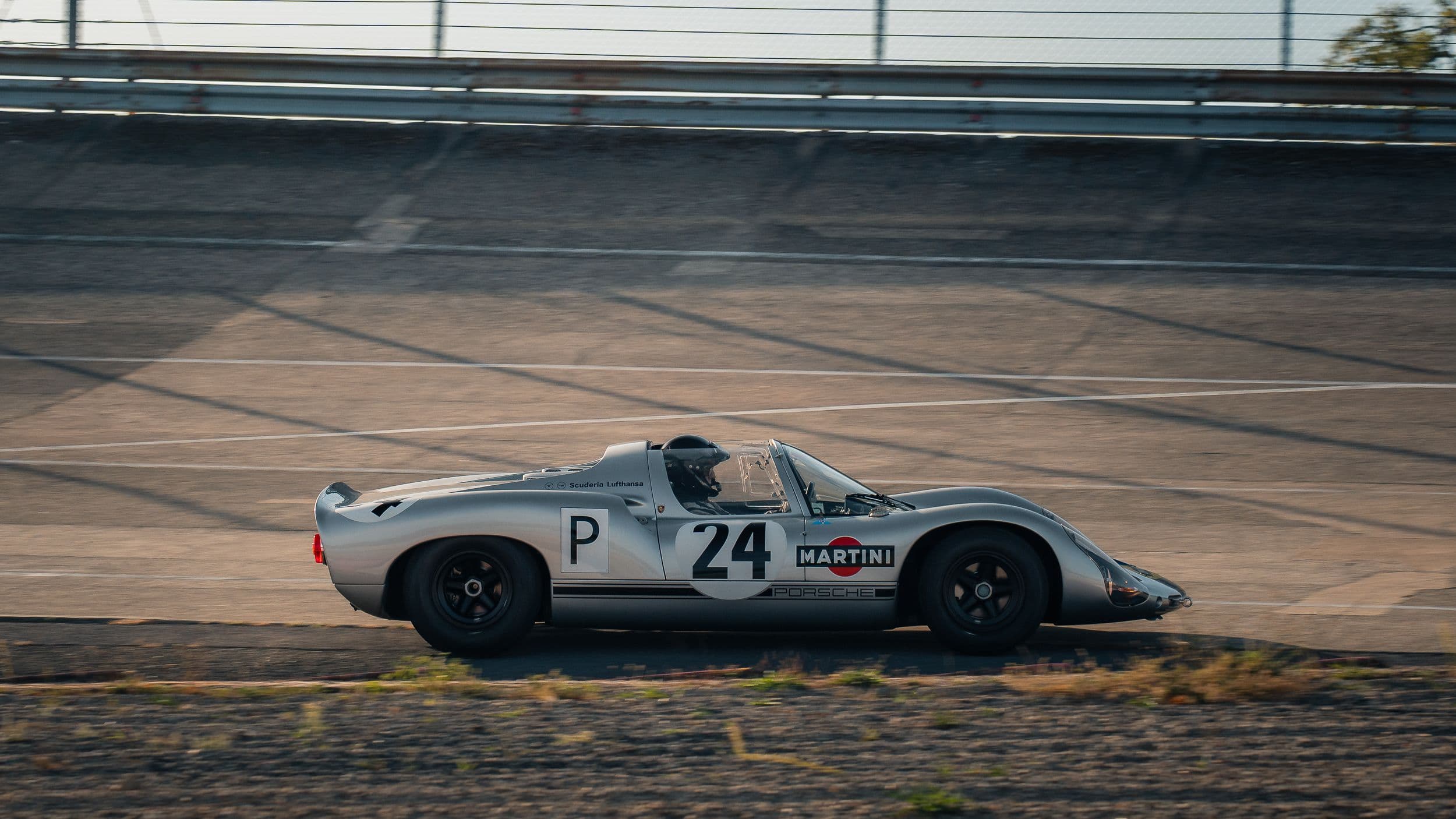 Porsche 910 numéro 24 photographiée de profil en filé sur la piste de Montlhéry.