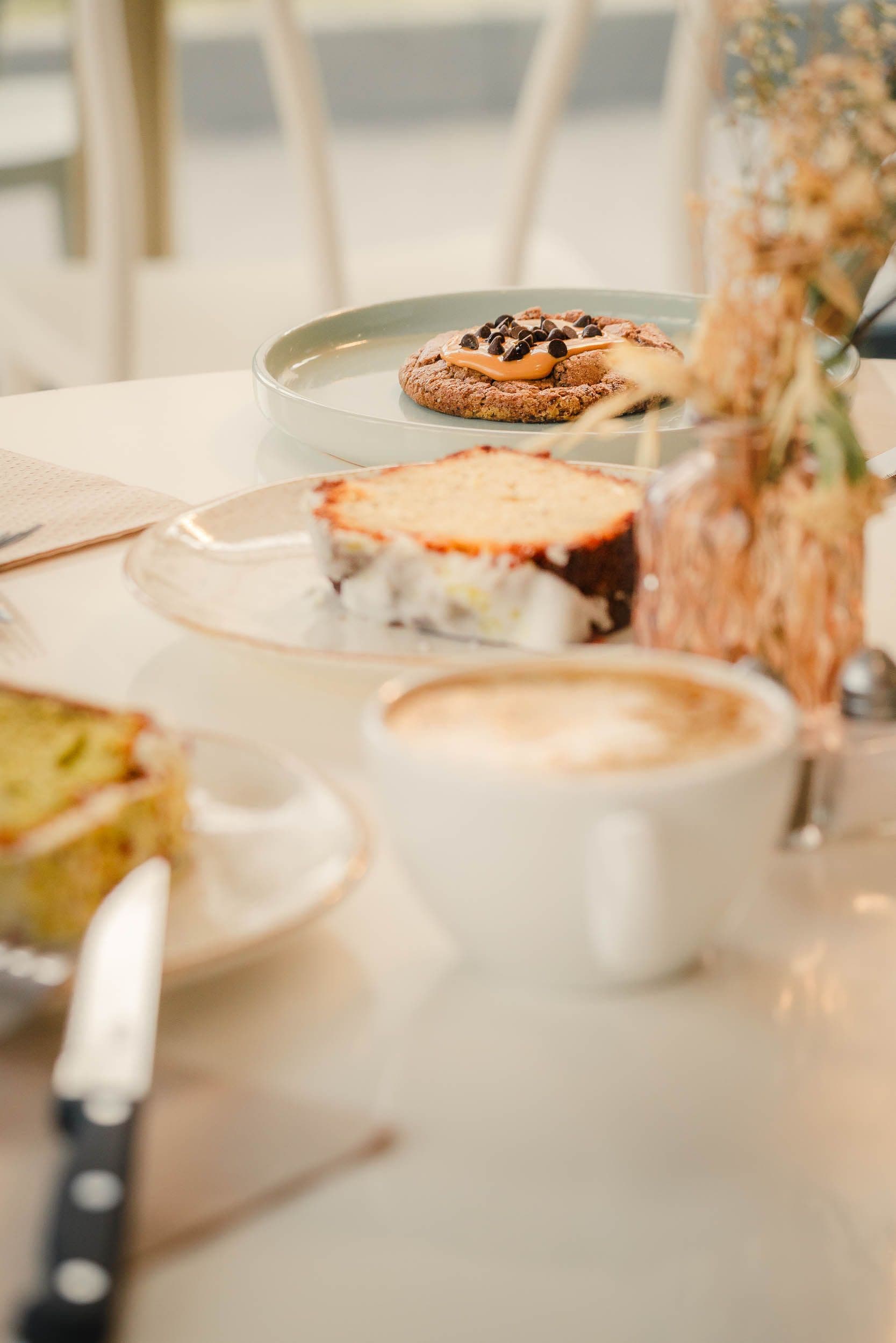 Carrot cake et banana bread artisanaux avec fleurs séchées, photographie de produits pour Amanah Coffee Shop