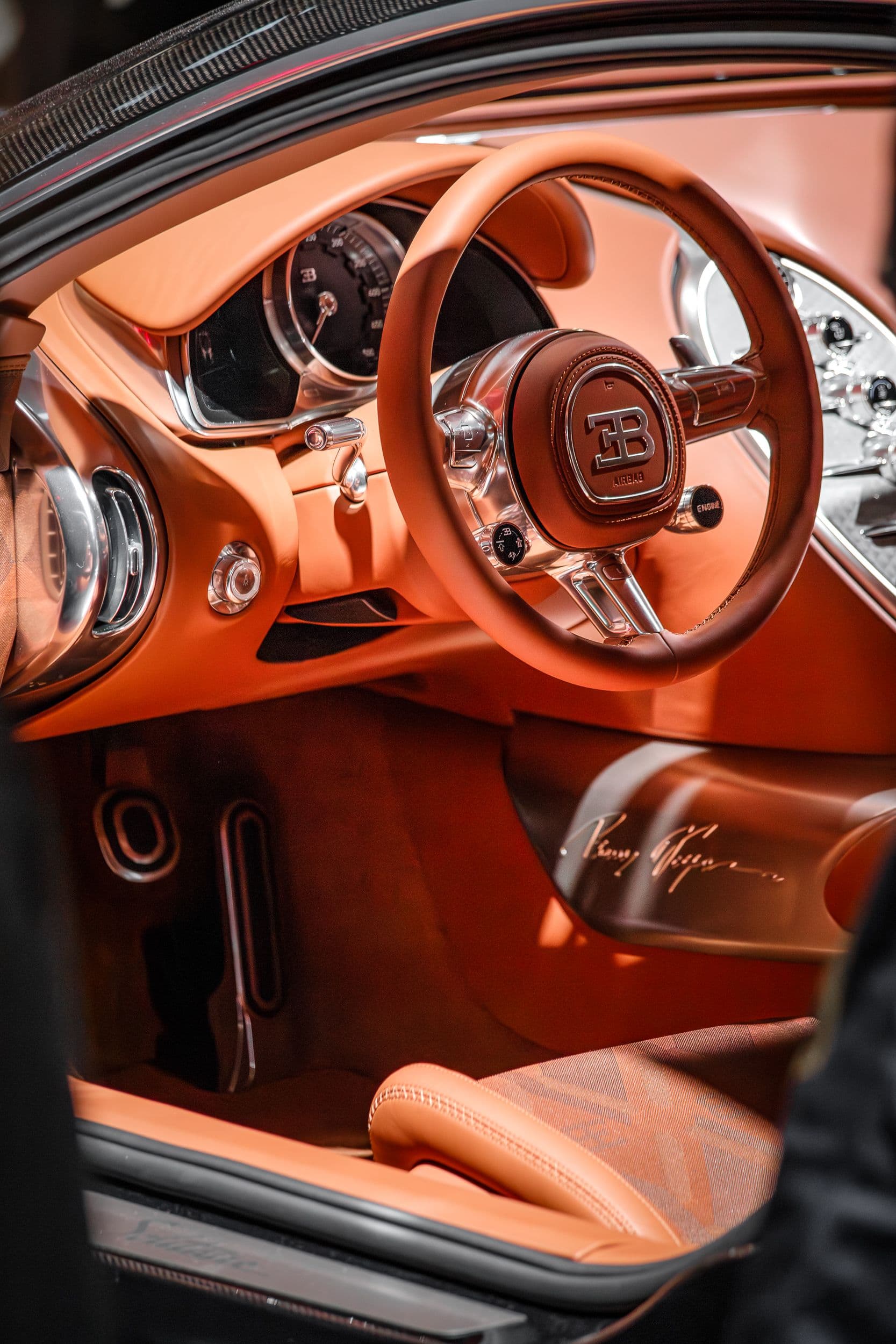 Détail de l’intérieur de la Bugatti F.K.P Hommage, avec le volant et le logo Bugatti, au Rétromobile 2026.