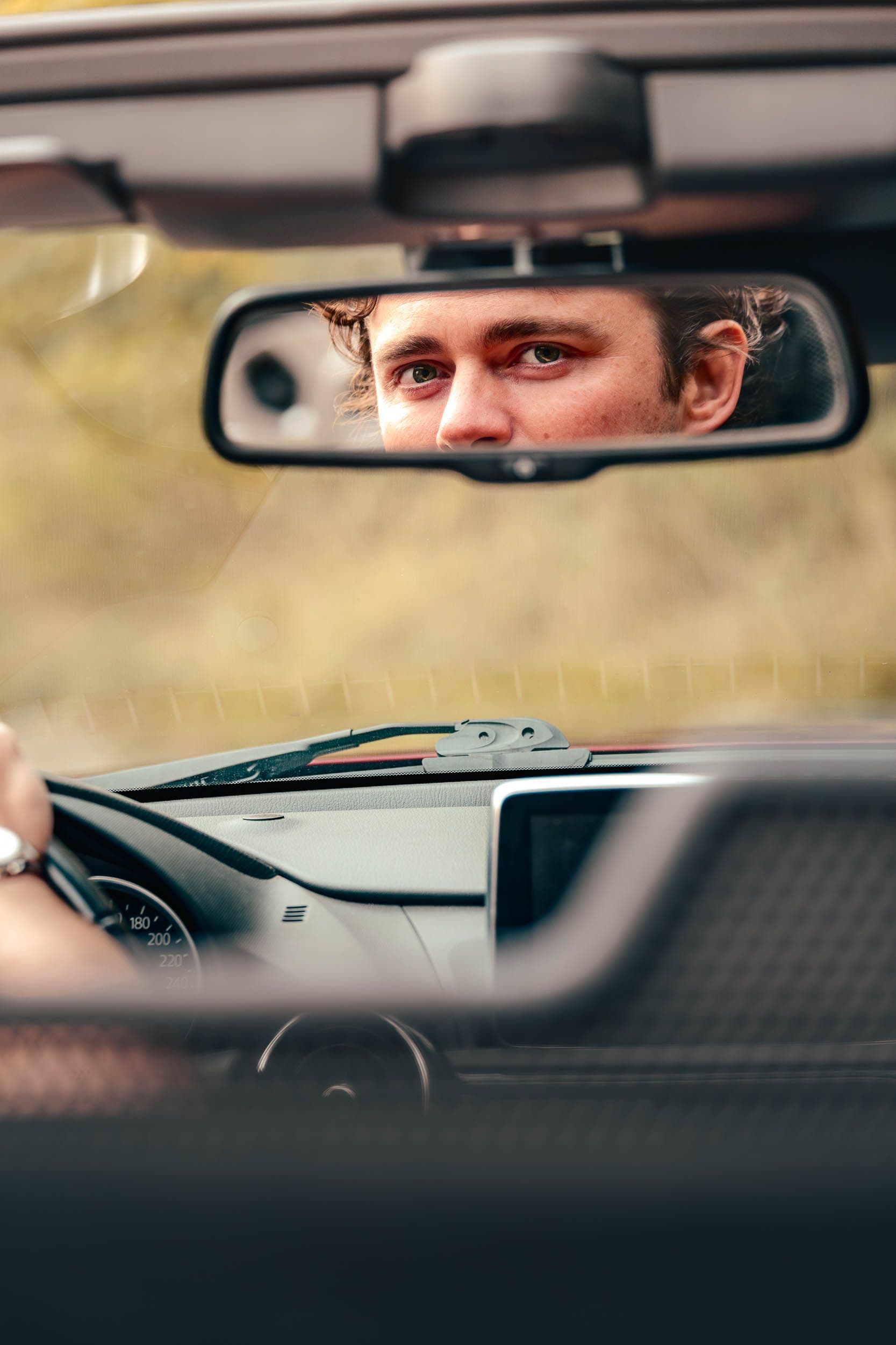 Reflet du regard du conducteur dans le rétroviseur intérieur de la Mazda MX-5, connexion Jinba ittai