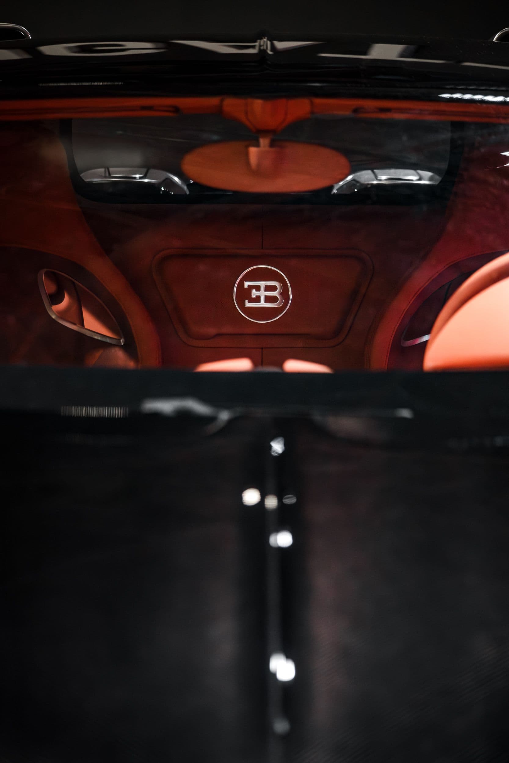 Intérieur de la Bugatti F.K.P Hommage vu à travers le pare-brise, avec le logo Bugatti et une ambiance cuir orangée, au Rétromobile 2026.