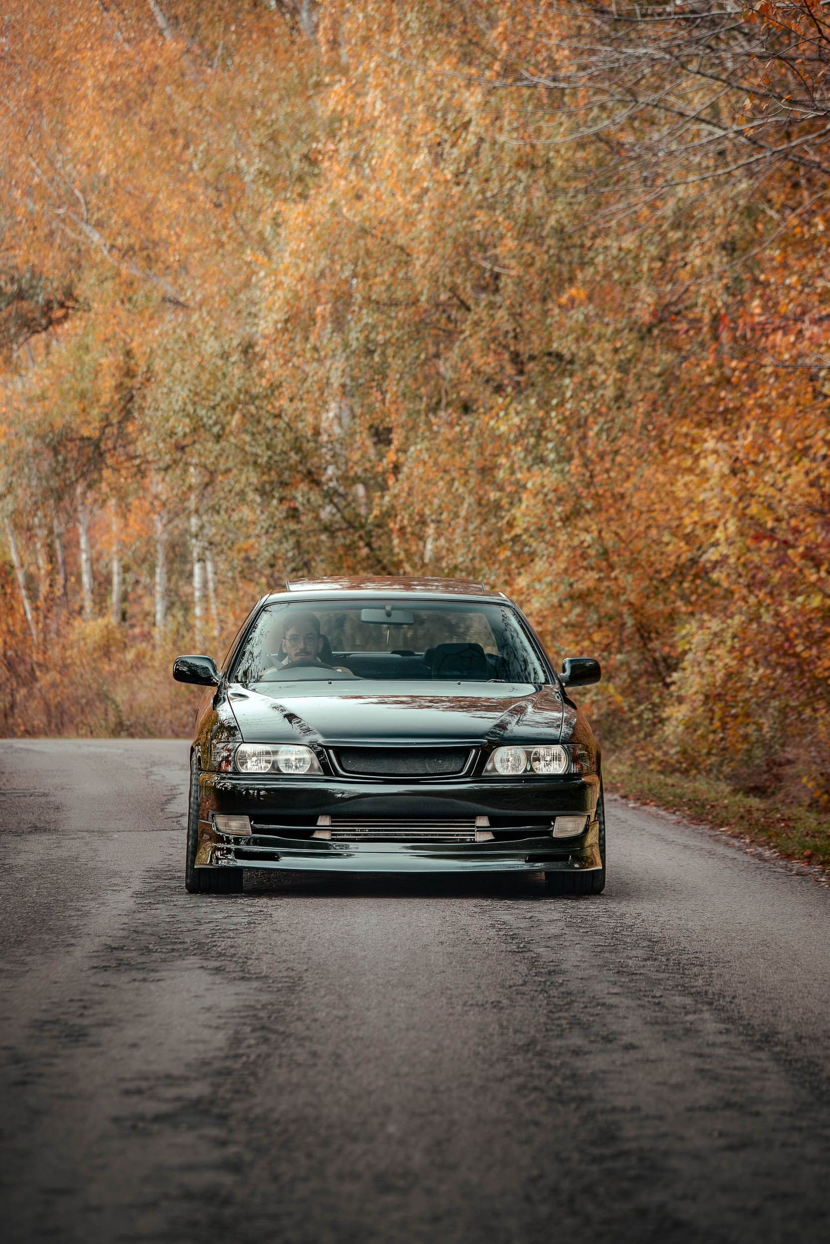 Photo d'une Toyota Chaser sur une route de campagne, par le photographe Arthur Monteil.