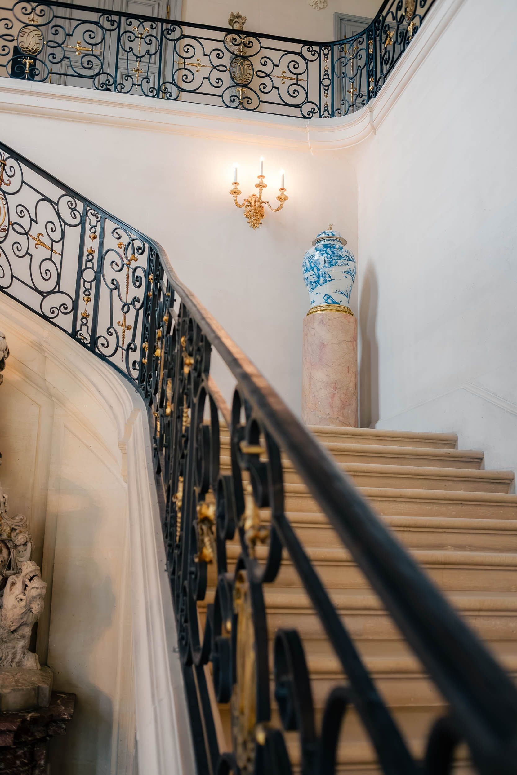 Escalier monumental en marbre avec rampe en fer forgé doré et vase chinois, Château de Champs-sur-Marne, photographie d'architecture