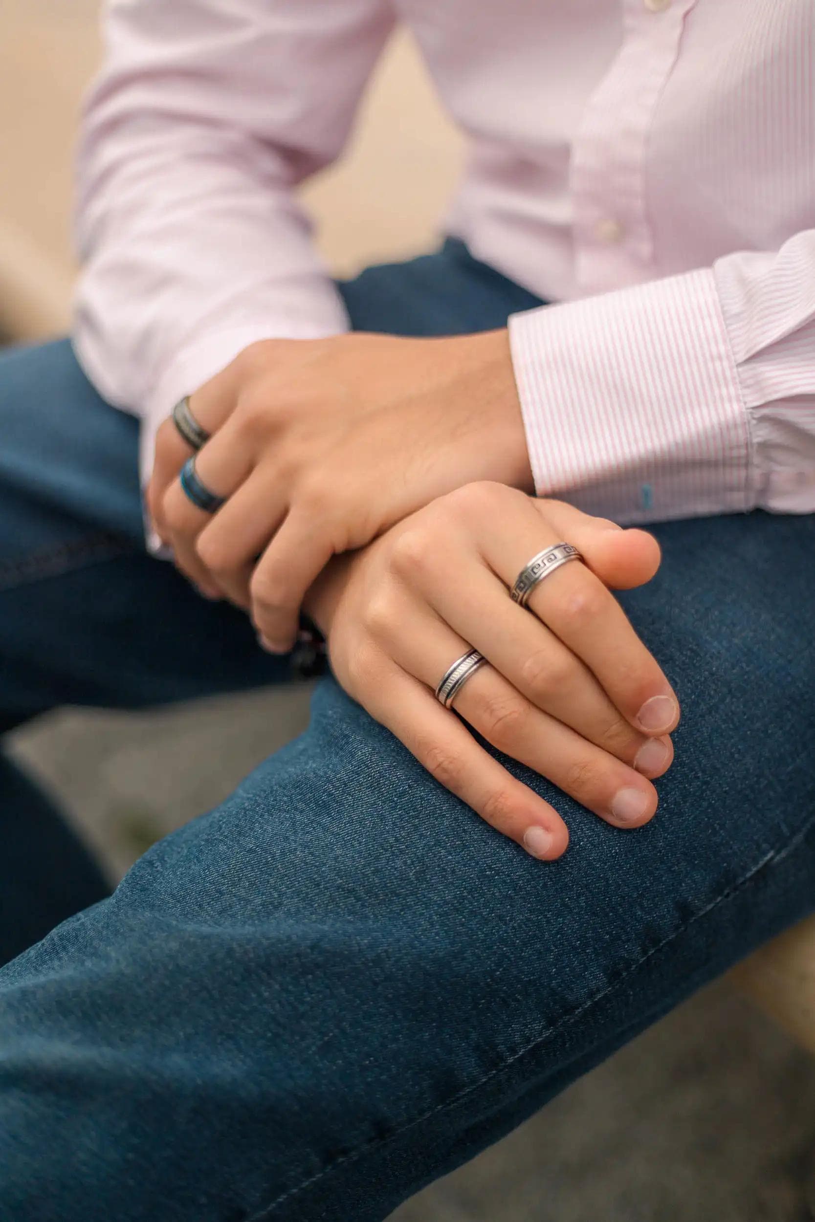Détail lifestyle des mains d’un homme portant plusieurs bagues argentées, photographié à Amiens par Arthur Monteil dans un style mode éditorial naturel.
