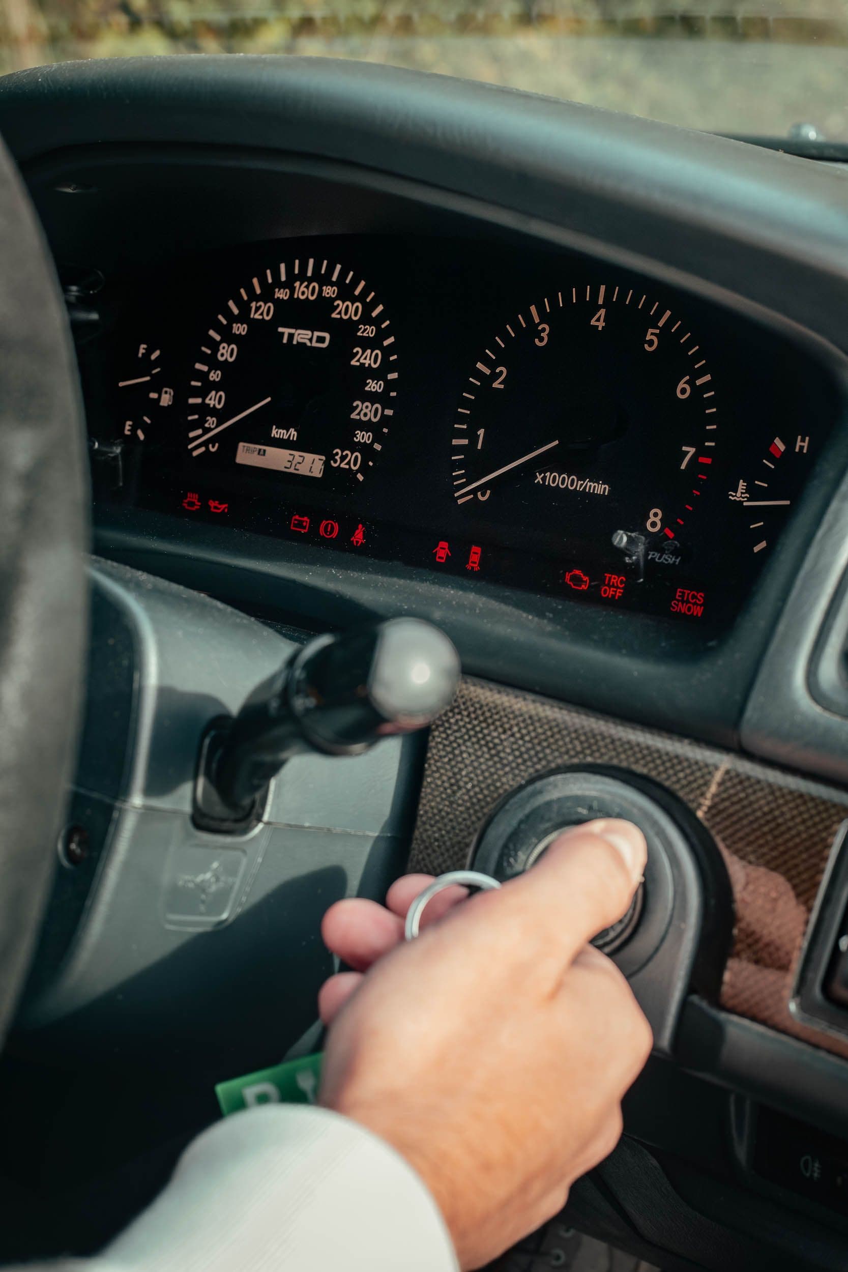 Main sur compteur TRD 320 km/h Toyota Chaser JZX100, détail tableau de bord berline haute performance 1JZ-GTE