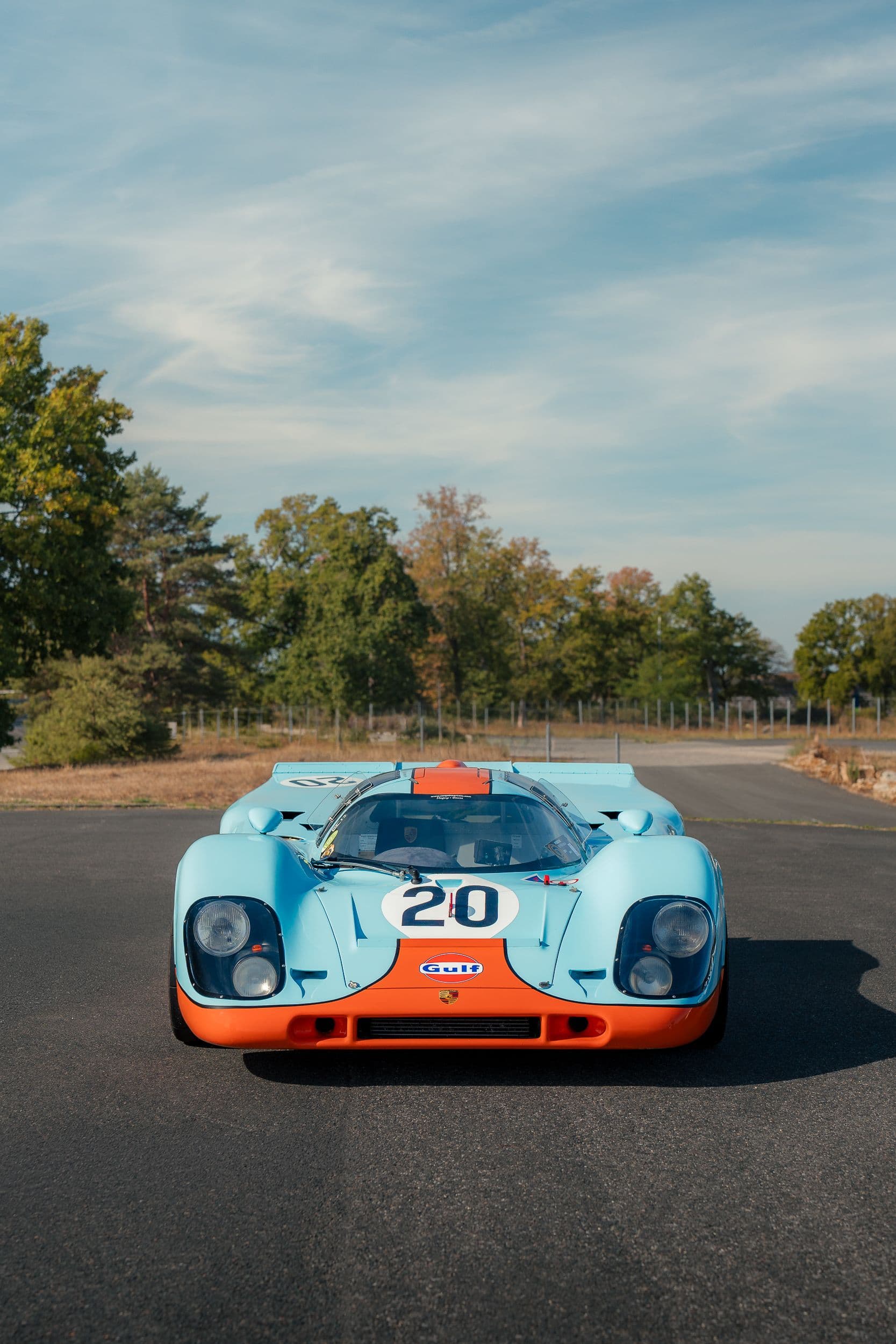 Porsche 917 Replica en livrée Gulf vue de face, avec le numéro 20 sur le capot.