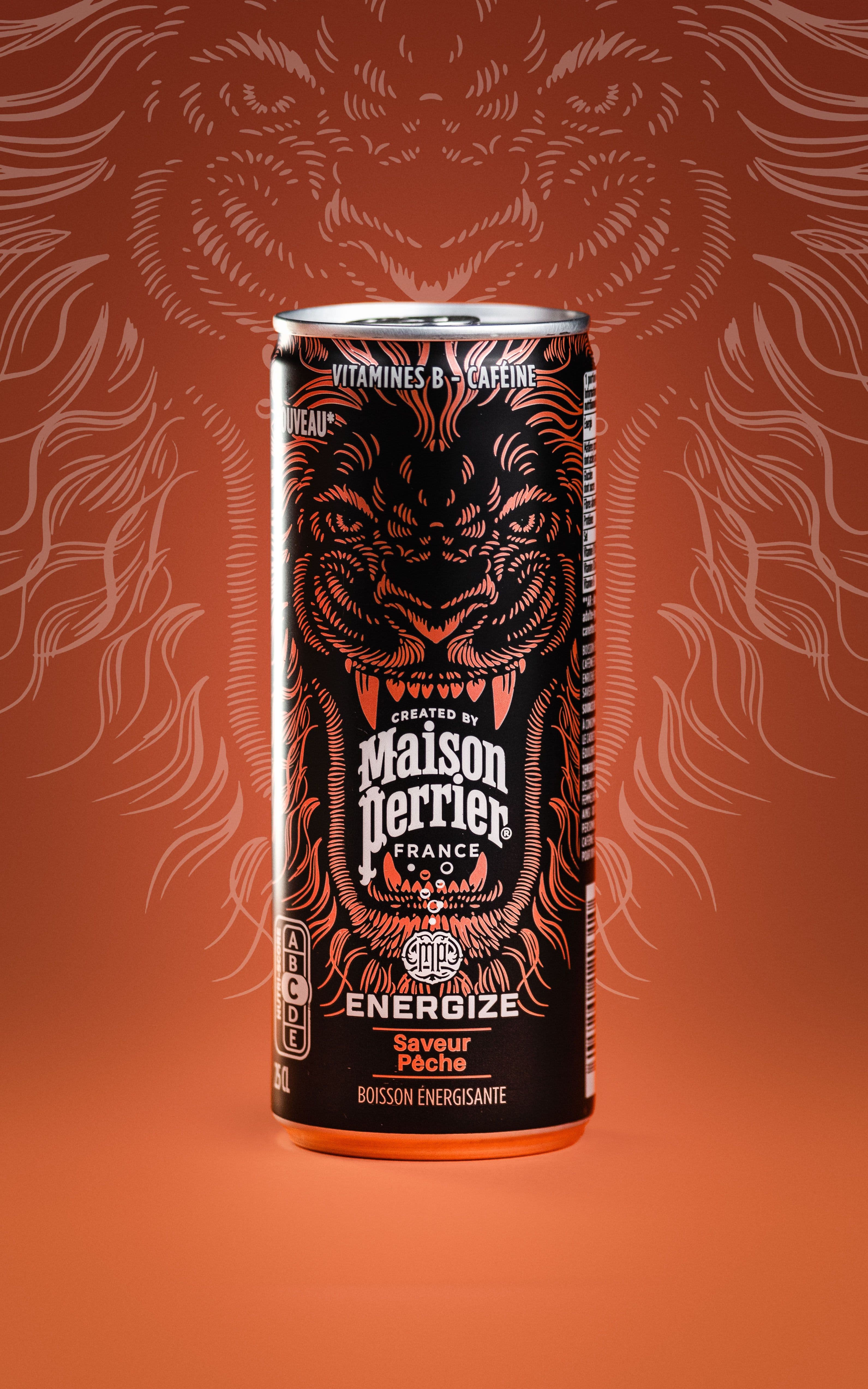 Canette Maison Perrier Energize saveur pêche sur fond orange