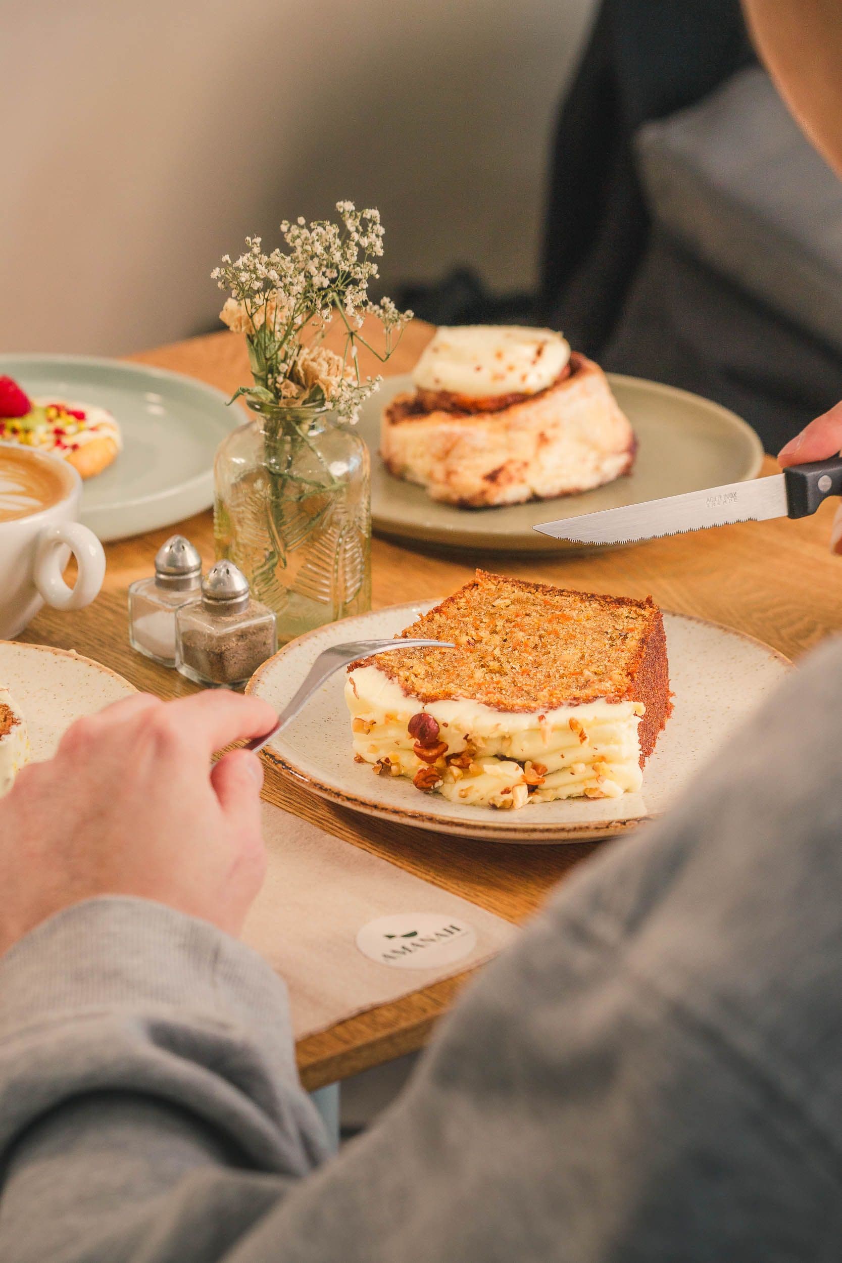Moment de dégustation avec pâtisseries et café dans une ambiance lumineuse, photographie lifestyle pour coffee shop