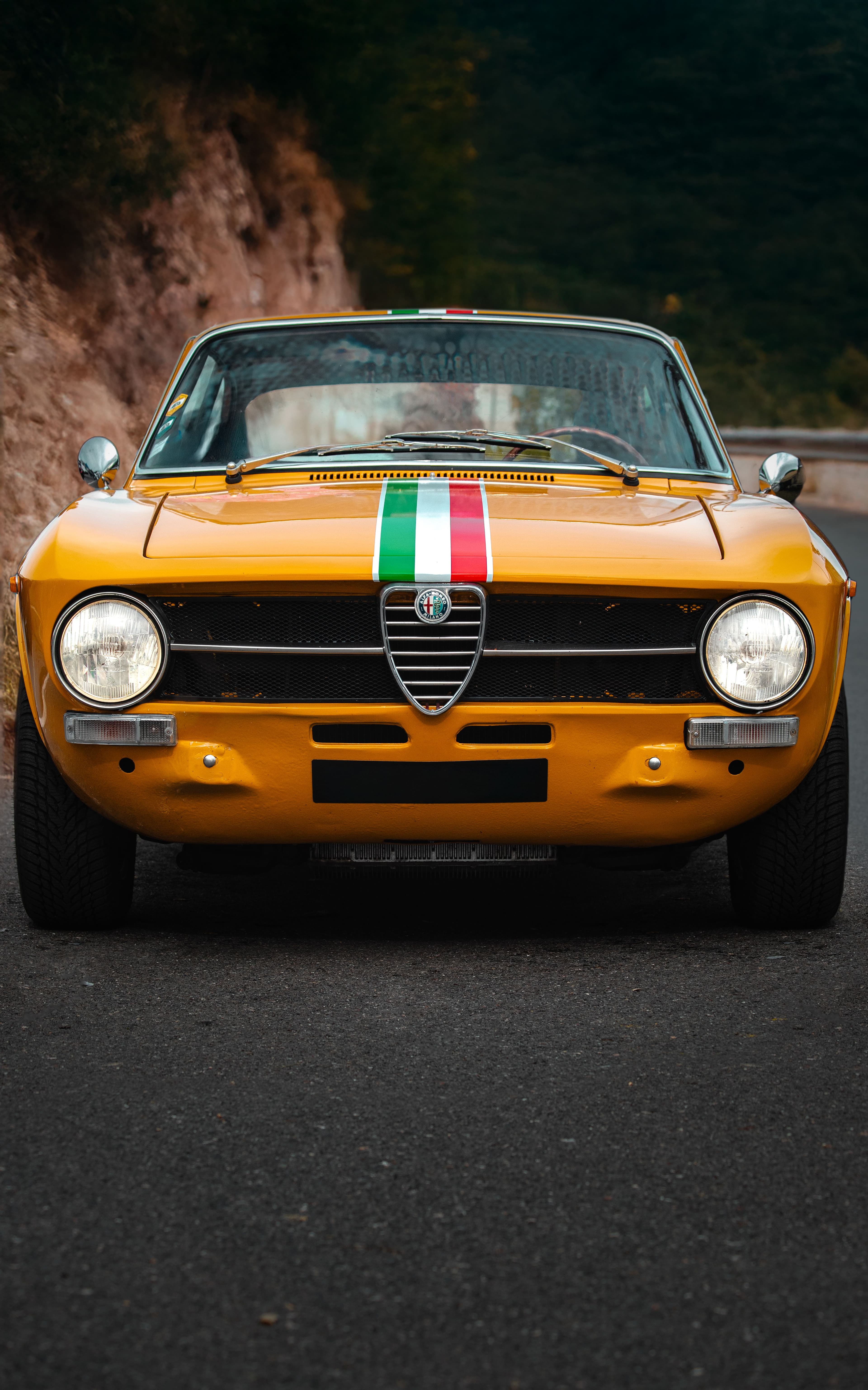 Alfa Romeo 1300GT junior sur une route de campagne