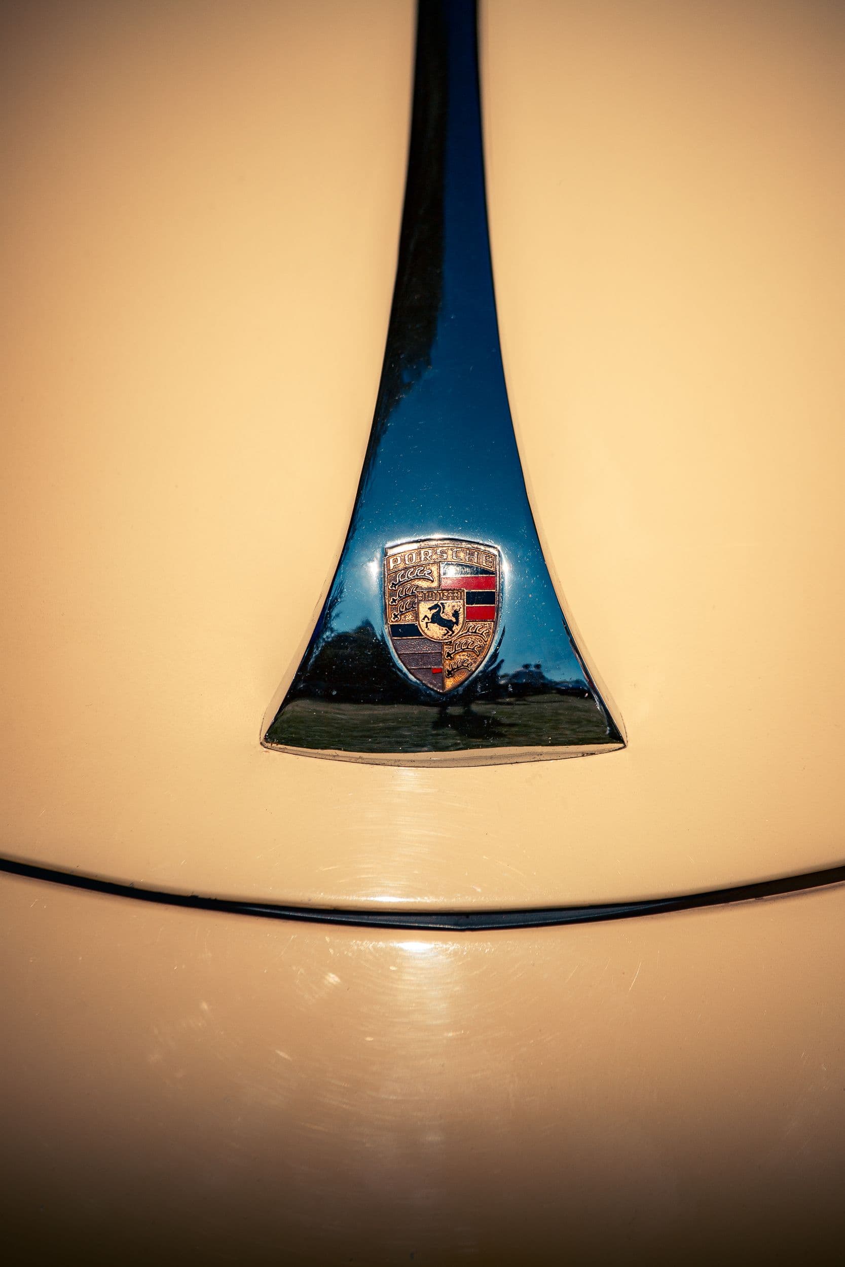 Logo Porsche sur le capot d'une 356