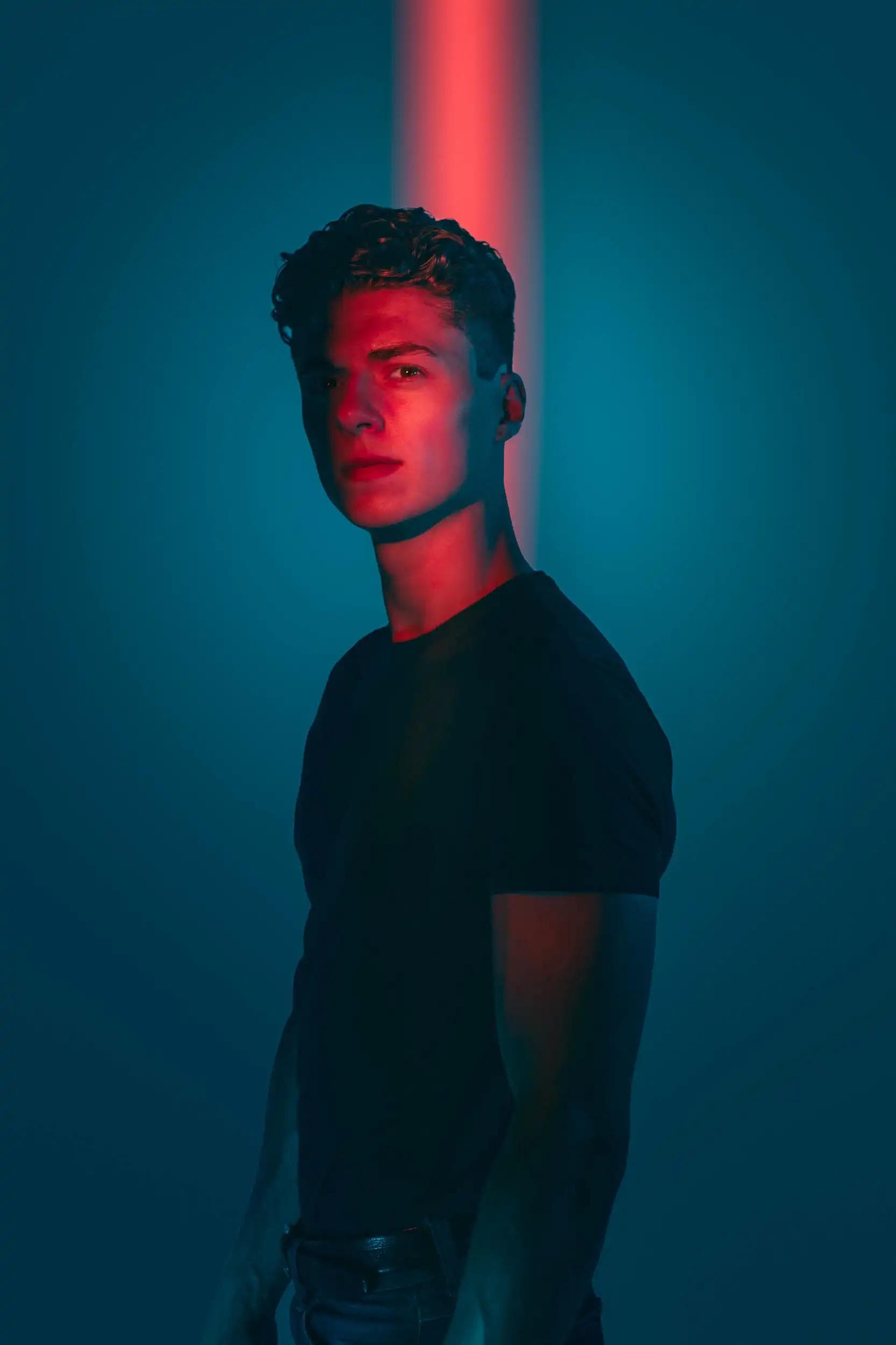 Autoportrait cinématographique en lumière rouge et bleue, série Chrysalis.