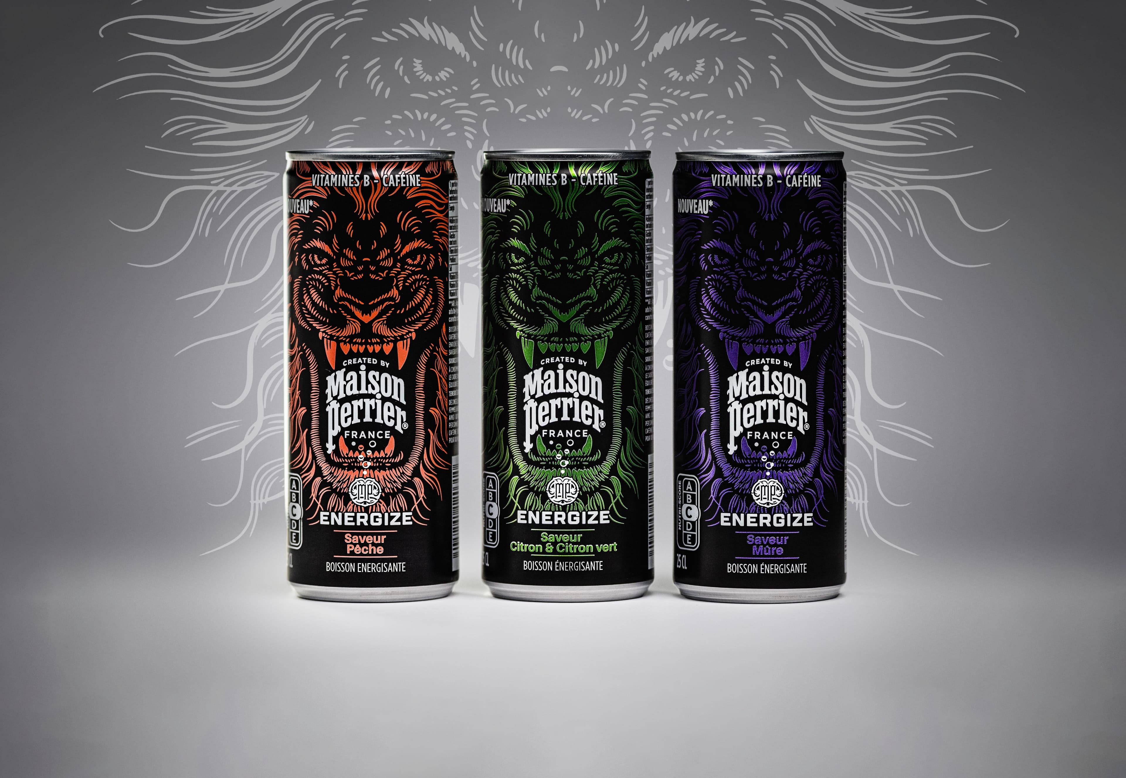 Ensemble des trois canettes Perrier Energize photographiées sur fond clair dans une composition symétrique.