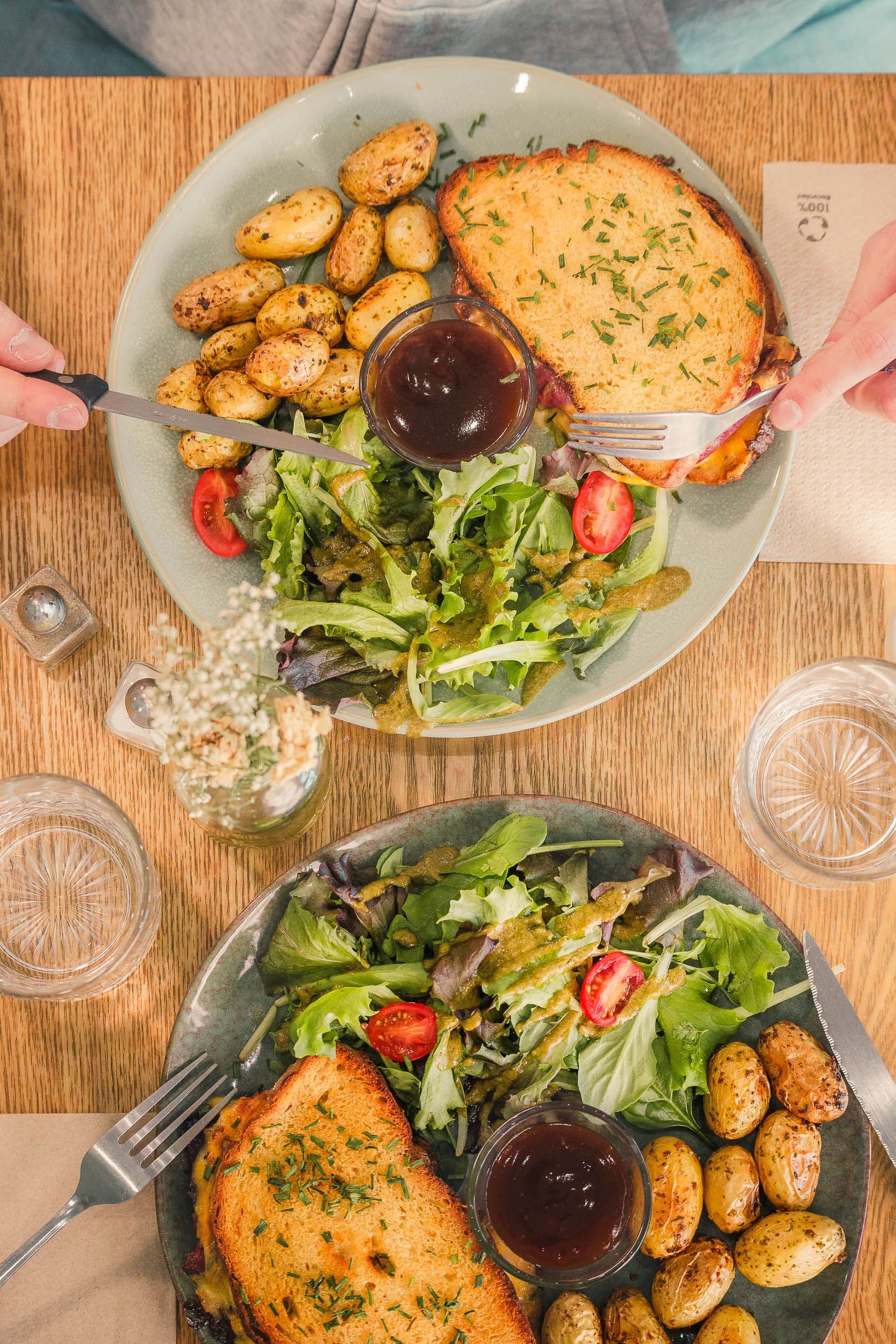Assiette de brunch avec croque-monsieur, pommes de terre rôties et salade, photographie culinaire en Seine-et-Marne