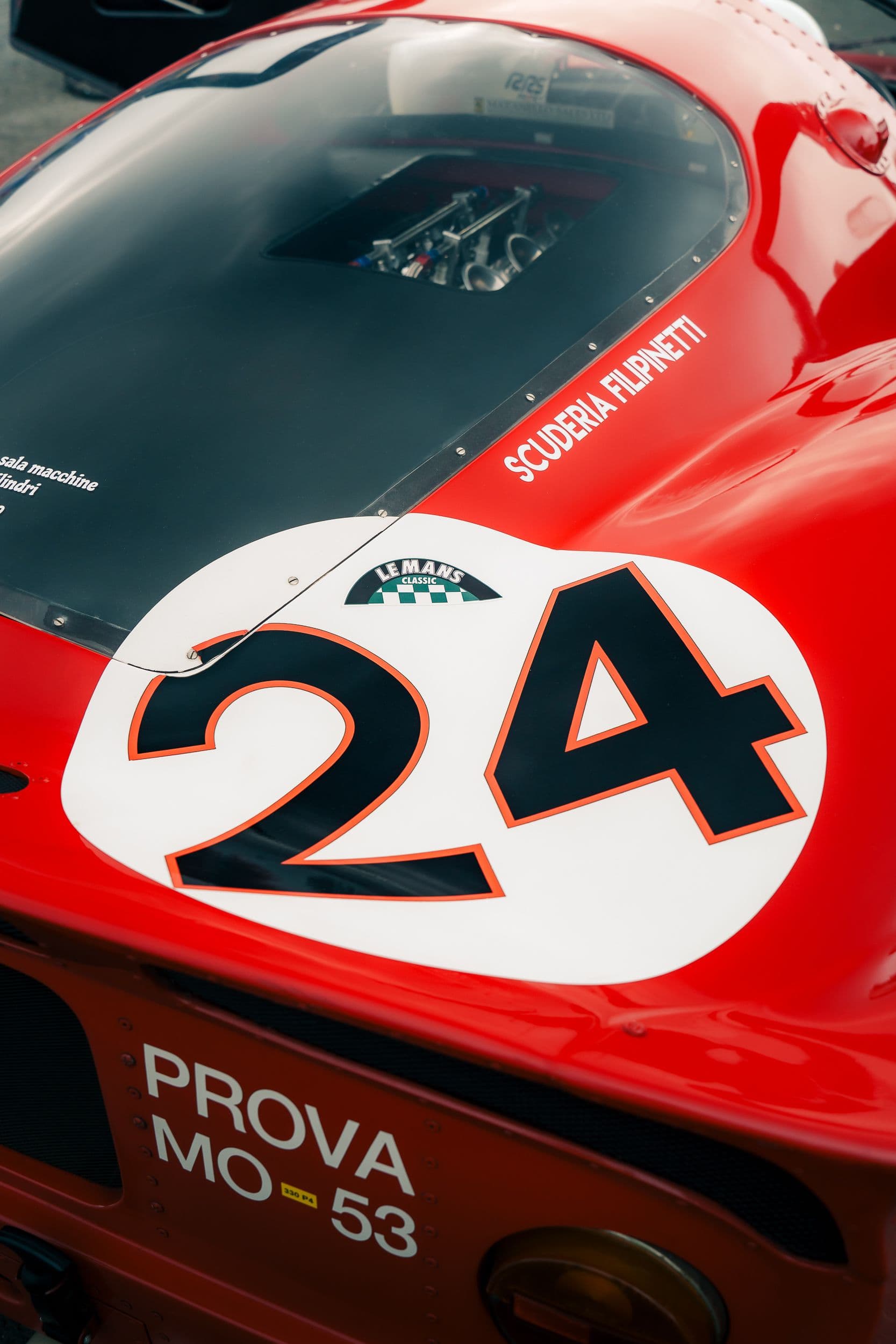 Numéro 24 sur le capot arrière rouge d’une Ferrari 330 P4 Replica, près du vitrage moteur.
