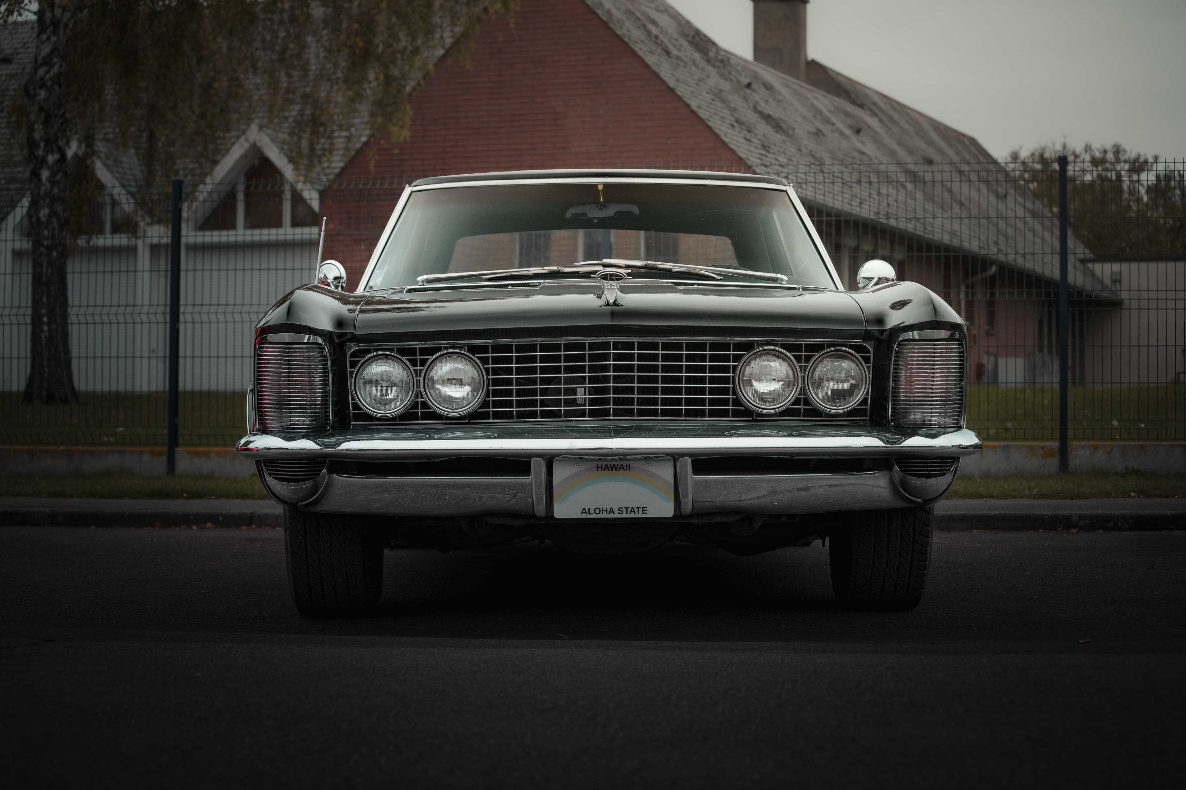 Buick Riviera sur un parking pendant un rassemblement pour Octobre Rose