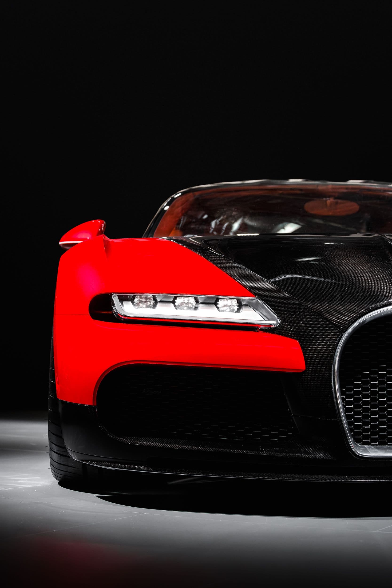 Détail du phare avant et du design rouge et noir de la Bugatti F.K.P Hommage, au Rétromobile 2026.