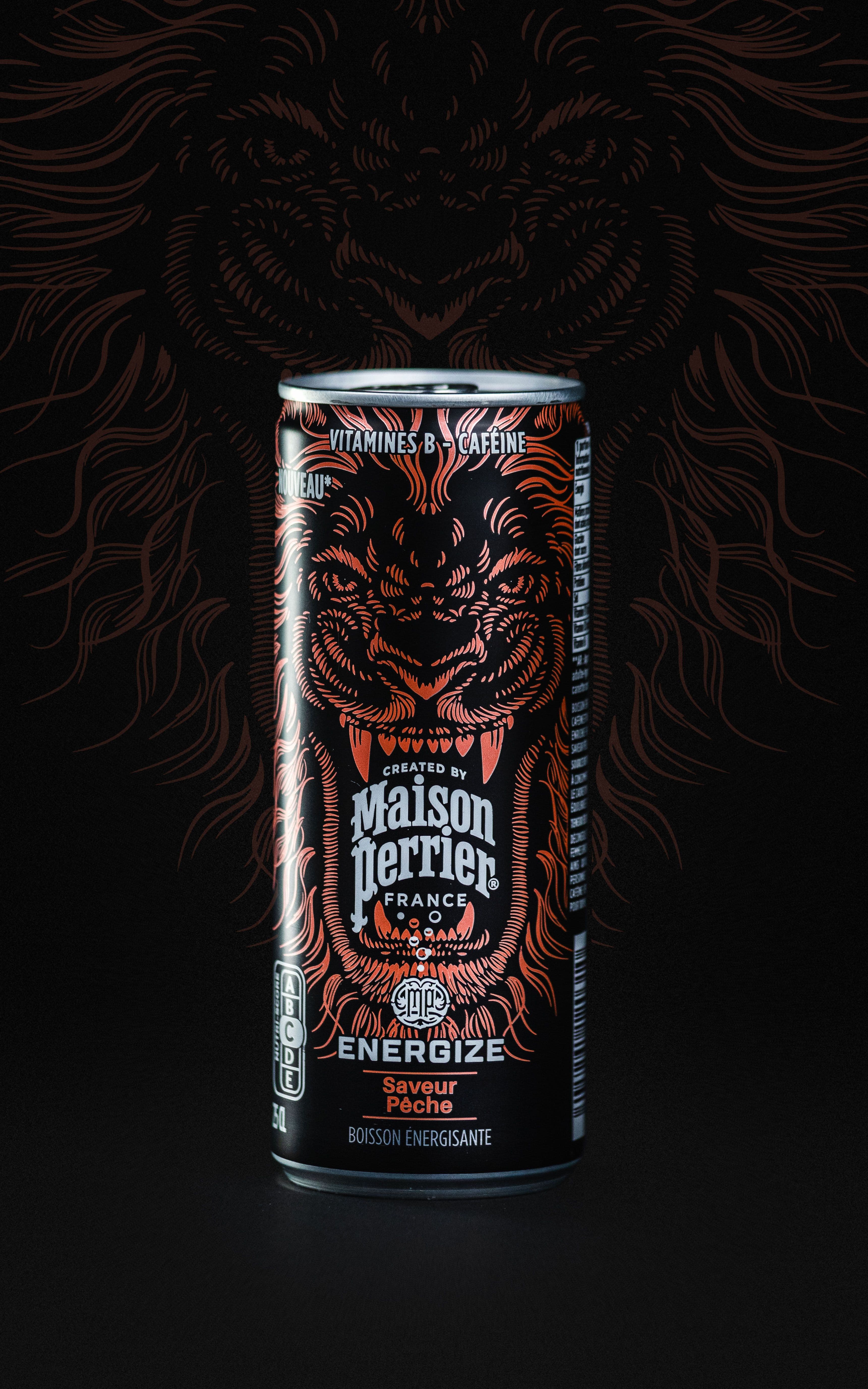 Canette Perrier Energize saveur pêche sur fond noir, accentuée par un motif illustré ton sur ton.