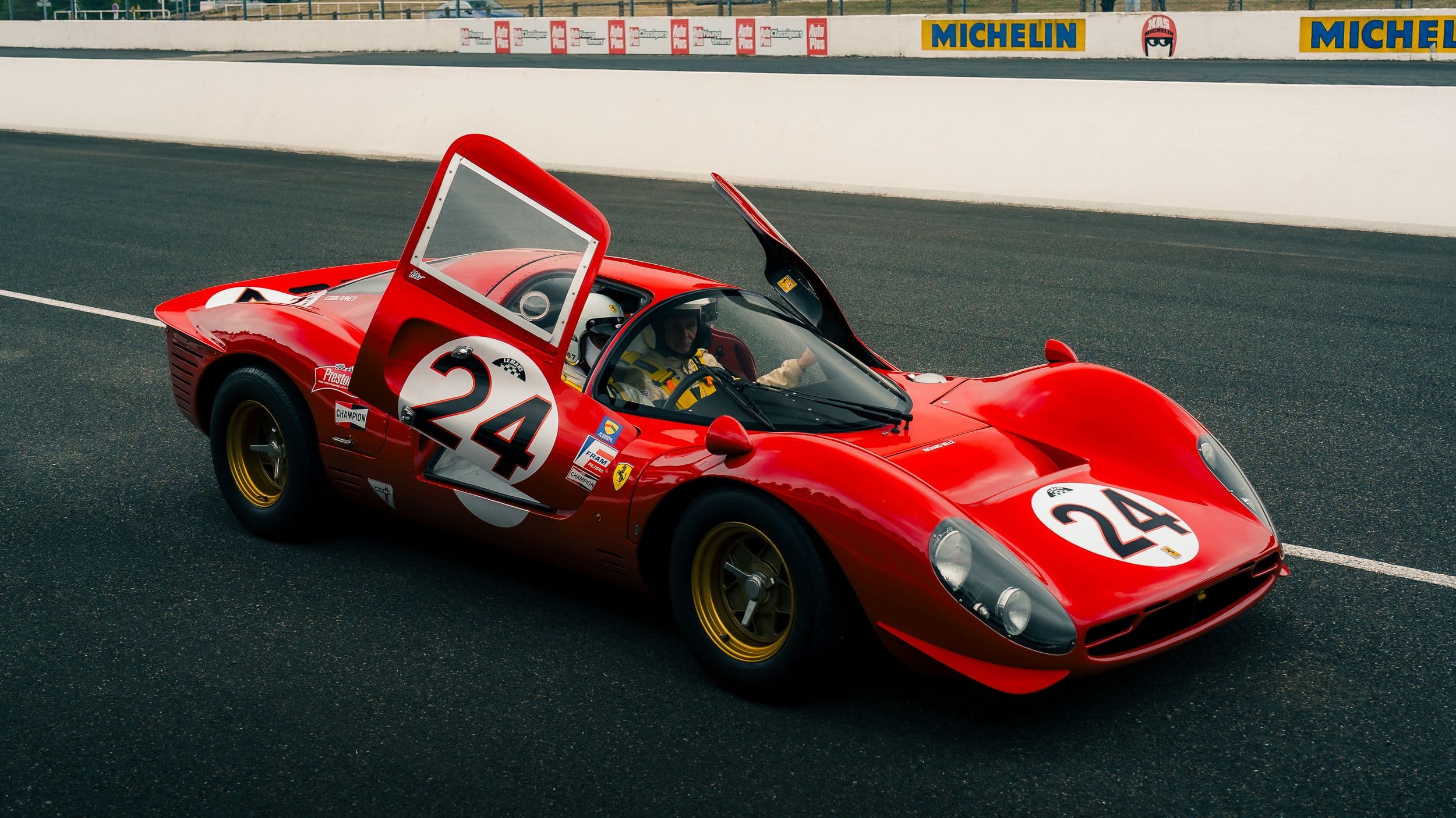 Ferrari 330 P4 Replica rouge vue en plongée de trois quarts avant, portes relevées et roues dorées.