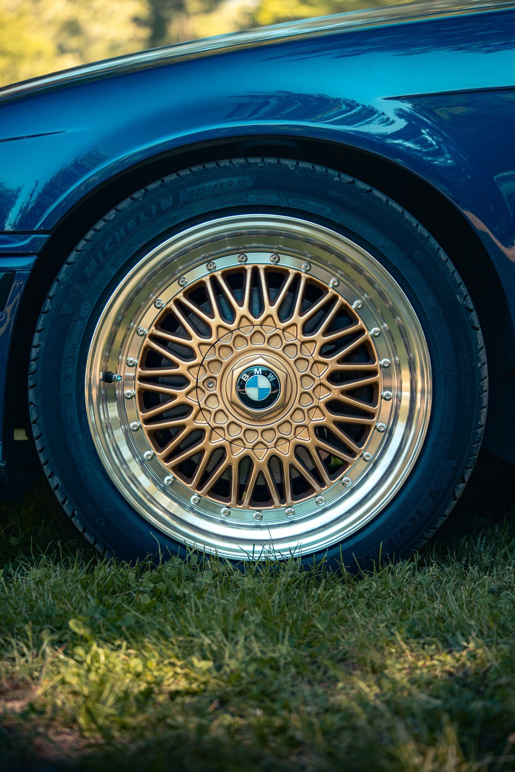 Jante dorée d'une BMW bleue