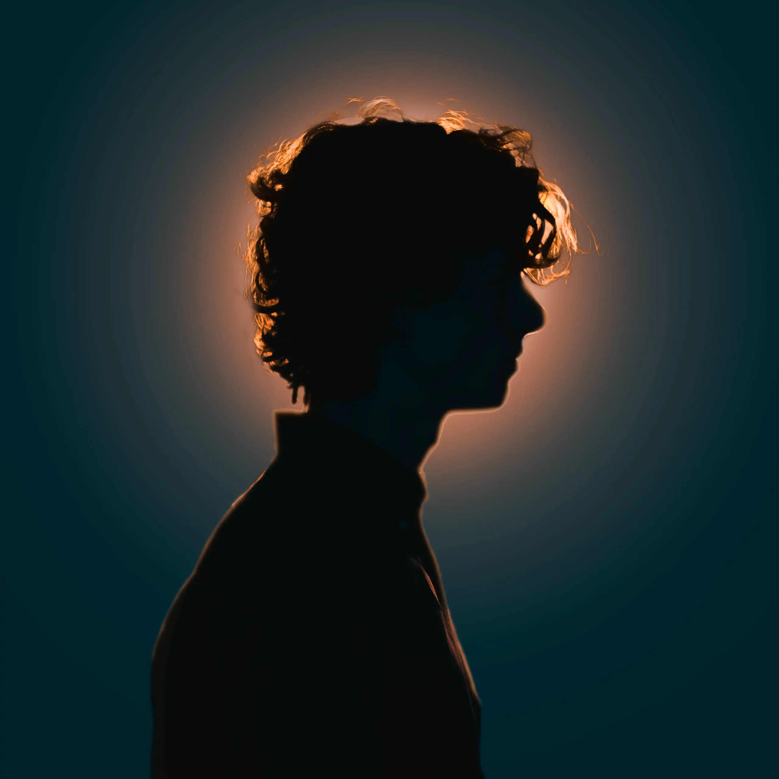 Silhouette d’Arthur Monteil, photographe en Île-de-France, dans une ambiance contemplative entre ombre et lumière.