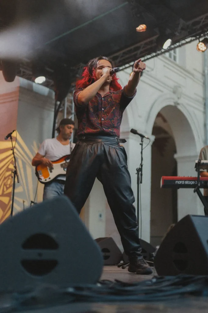 Arezki en performance live dans un concert en plein air
