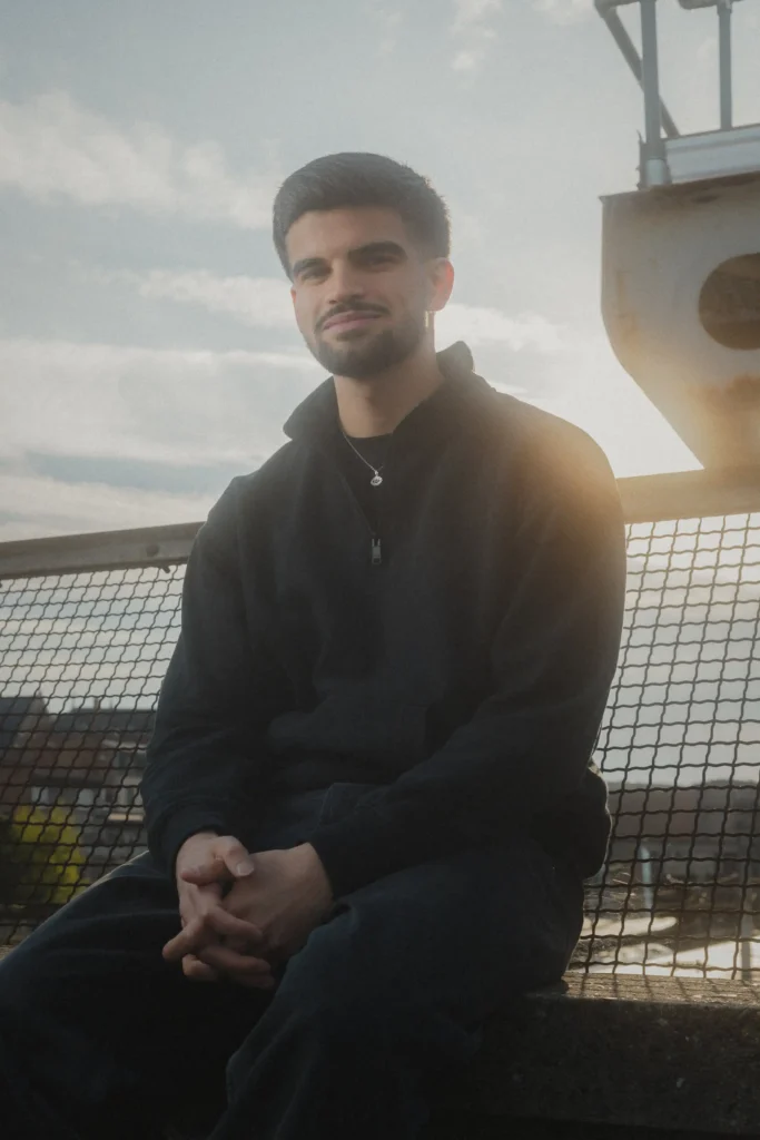 Ilyes en extérieur, ambiance underground et style cinématographique