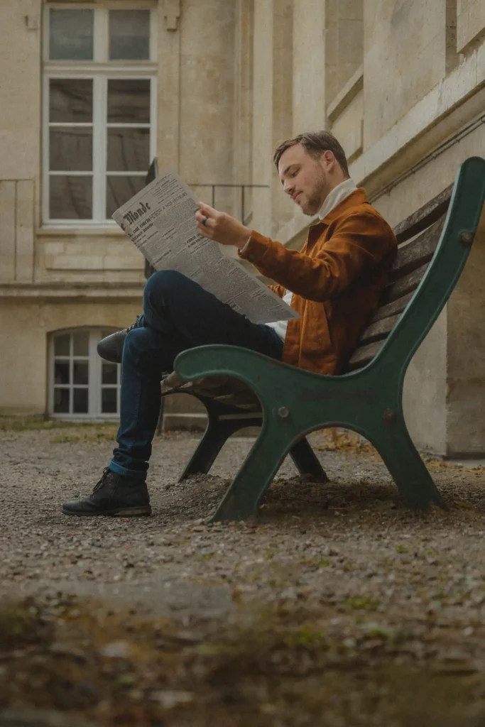 Portrait de Nathan en extérieur, lumière naturelle – séance inspirée Paris