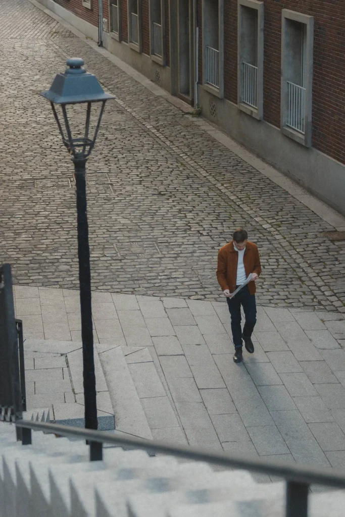 Nathan en portrait urbain, réalisé lors d’une séance plein air