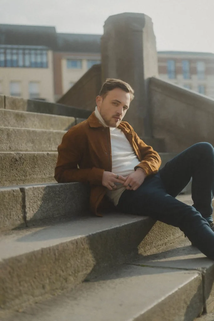 Portrait de Nathan à la lumière du jour – inspiration Paris