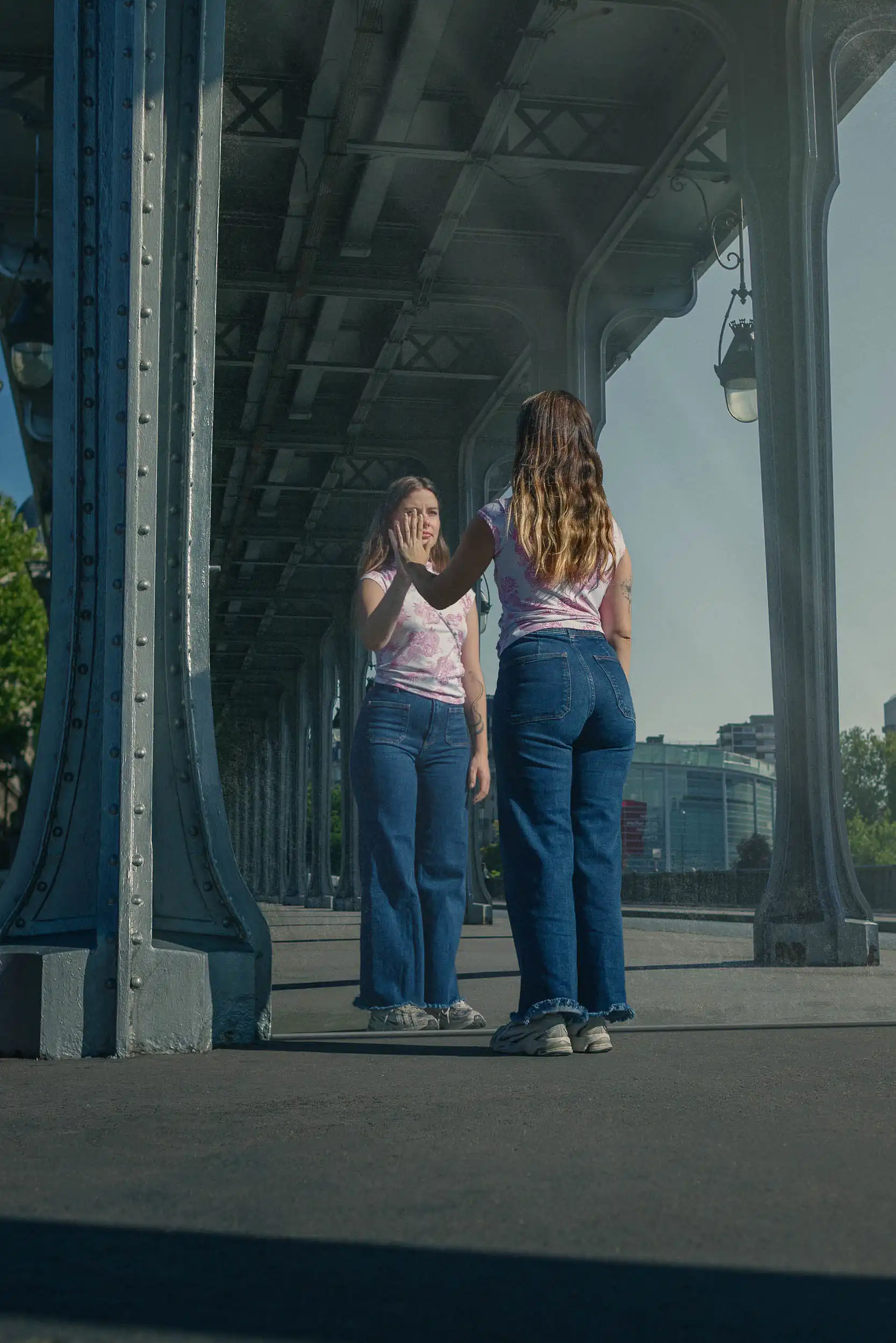 Portrait créatif d’une femme face à son reflet à Paris, pont de Bir-Hakeim. Inspiration du film Inception.