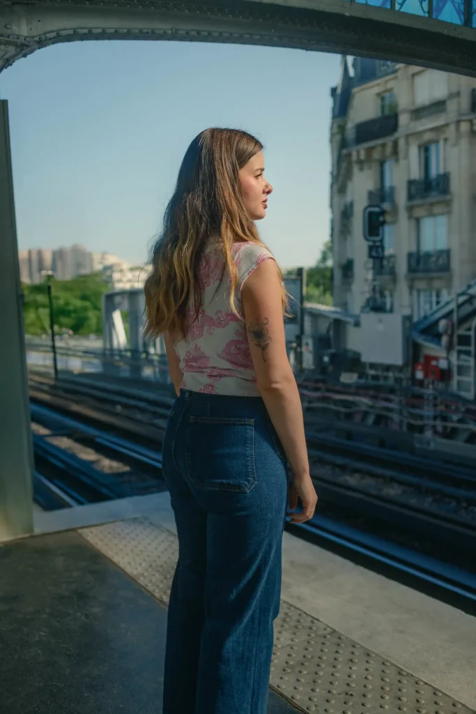 Portrait d’une femme sur un quai de métro à Paris.