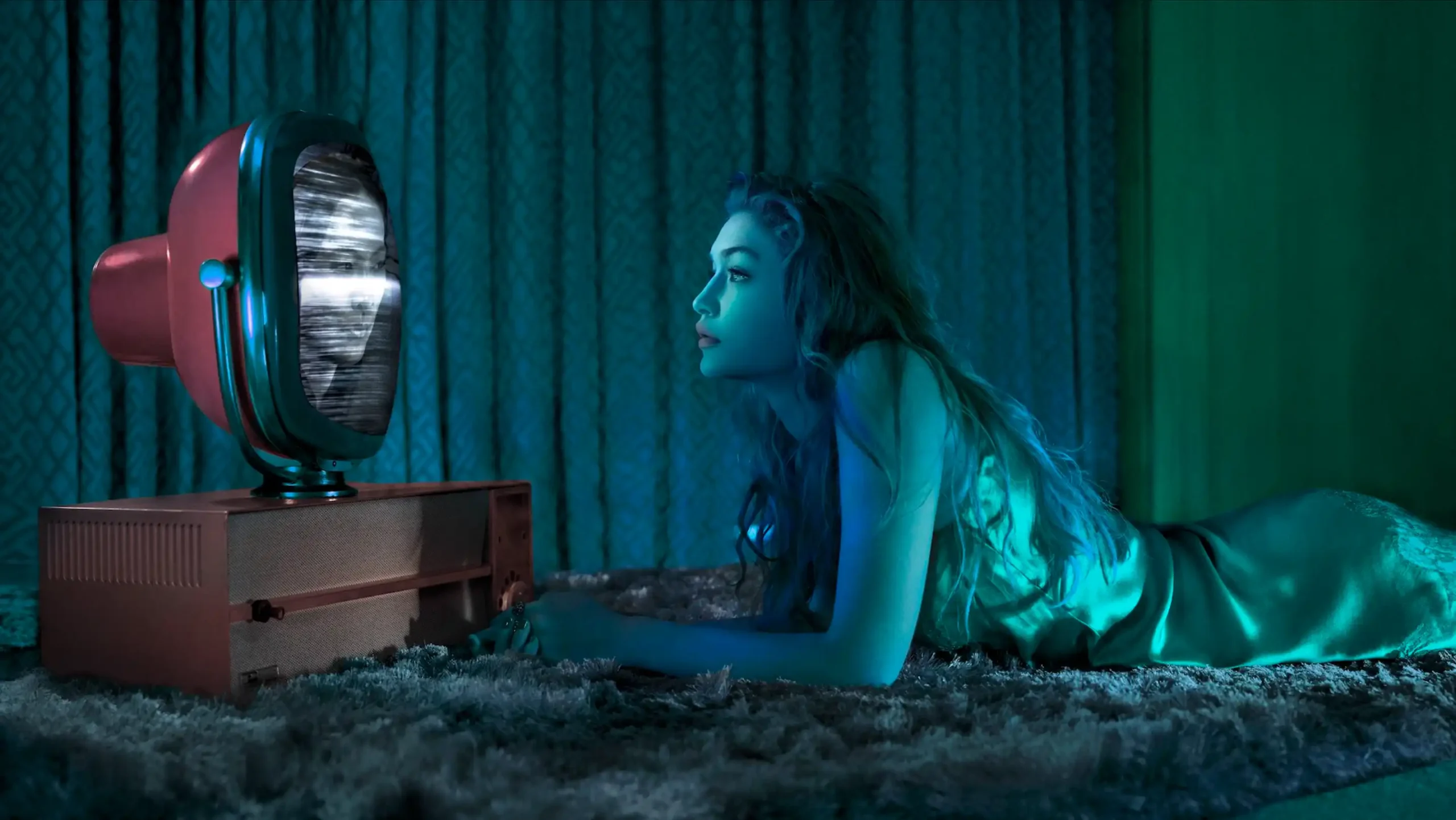 Photo de Gigi Hadid regardant la télé par Albert Watson pour le calendrier Pirelli