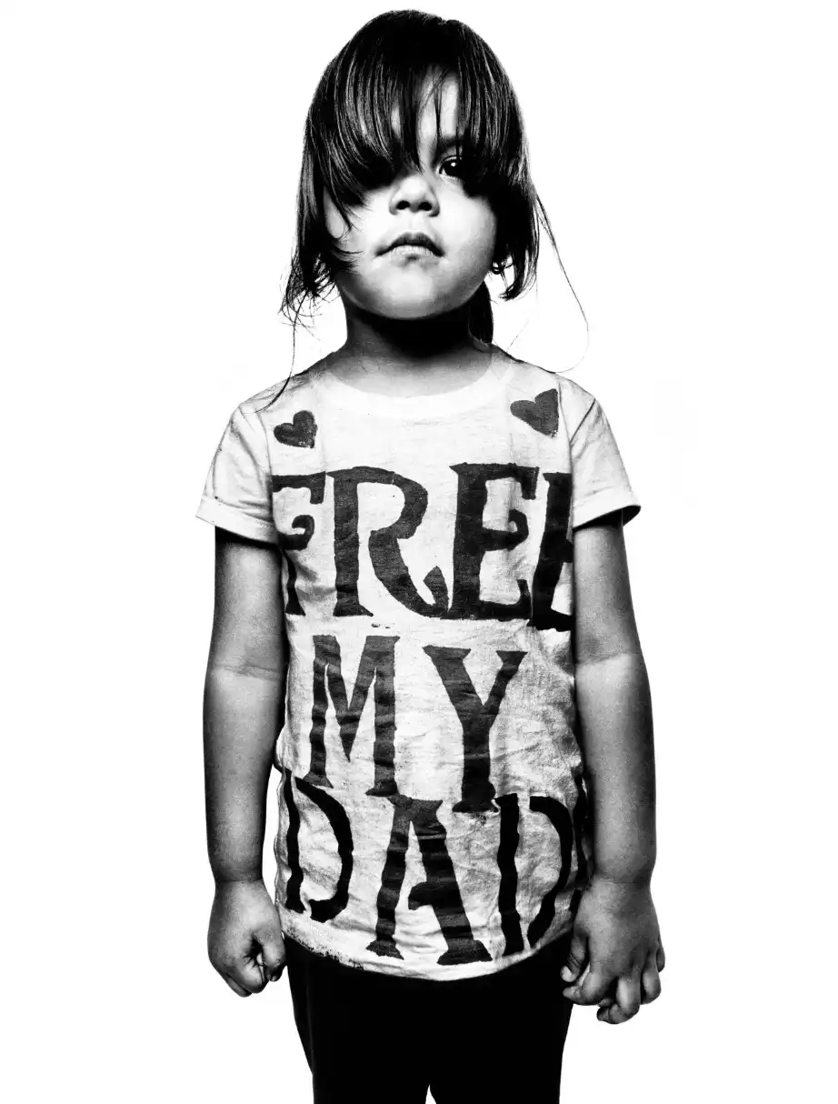 Photo du photographe Platon d'une petite fille avec un t-shirt portant l'inscription "Free My Dad"
